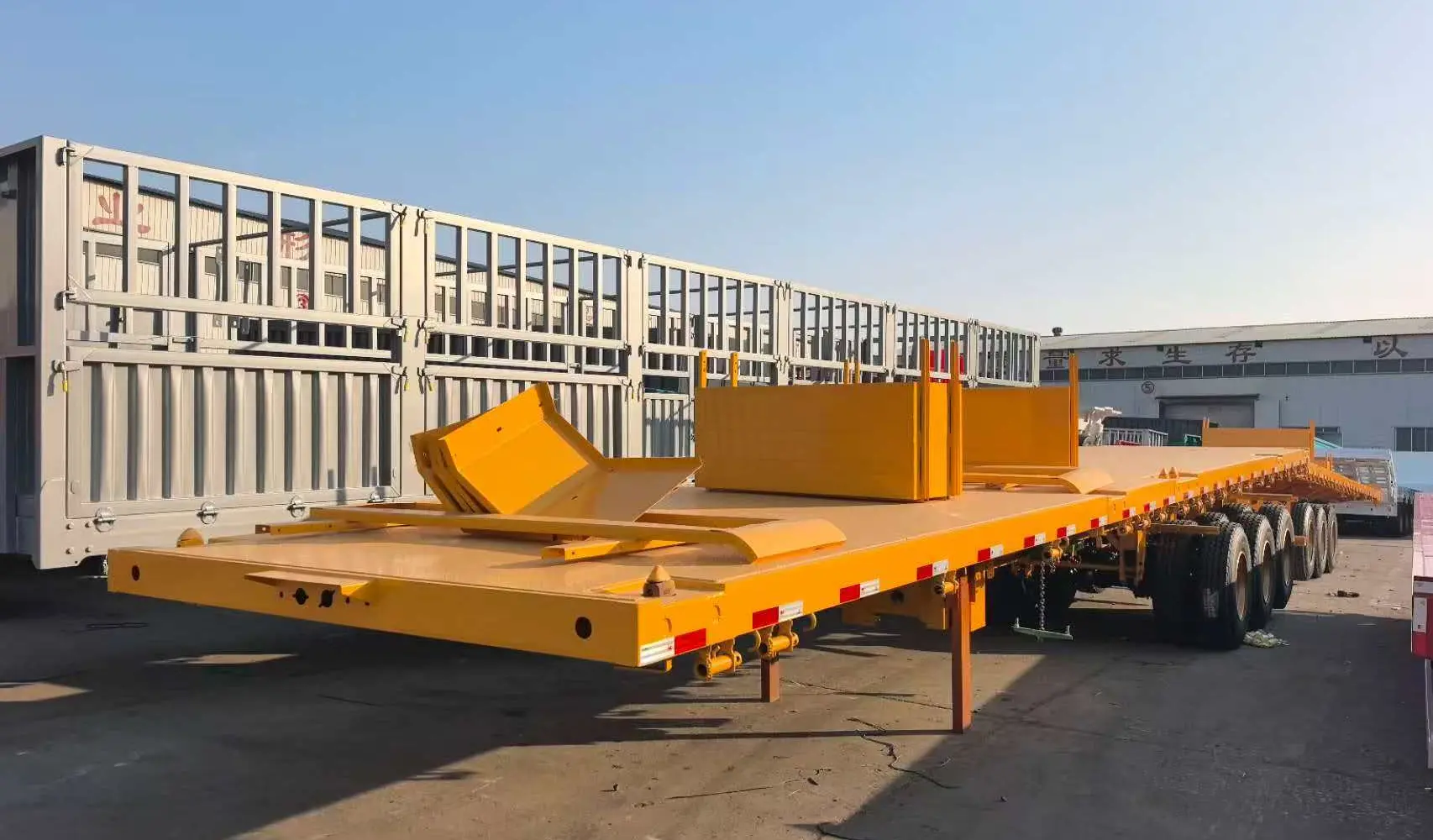 Gumamit ng 3 Axle Lowbed Semi Trailer Para sa Roro Vessel Shipping Plan